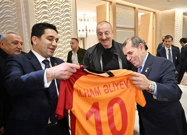 “Qalatasaray” futbol klubunun rəhbəri Prezident İlham Əliyevə xatirə hədiyyələri tədqim edib - FOTO